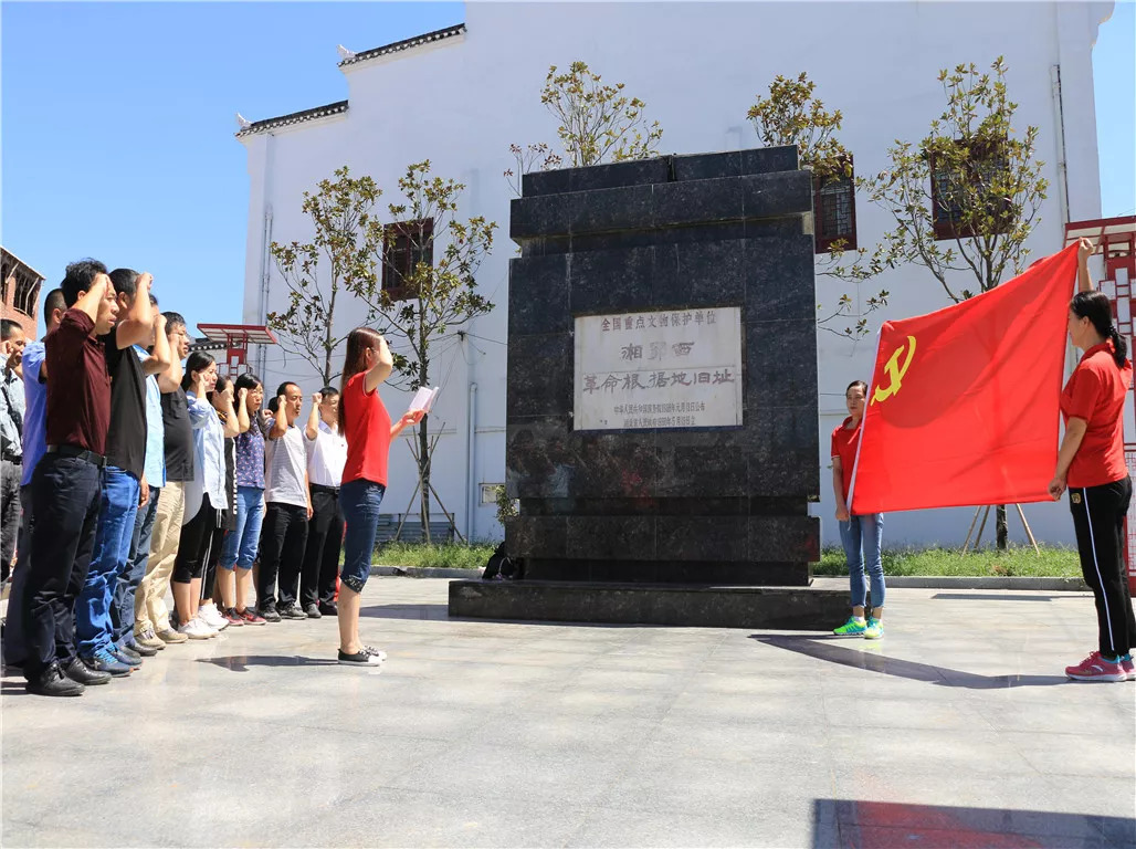 随后在参观柳直荀烈士纪念园和湘鄂西革命烈士纪念碑前,全体党员对