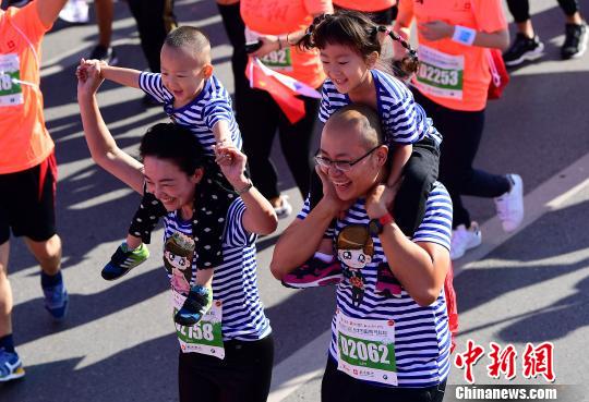 2018瀋陽國際馬拉松鳴槍開跑萬餘跑友馳騁渾河兩岸 國際 第2張