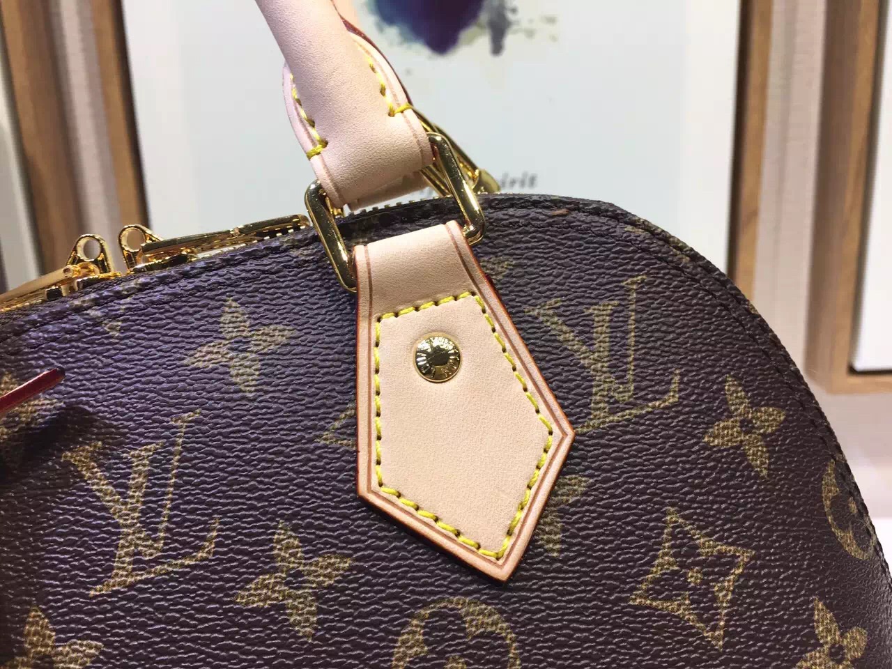 lv alma bag經歷了epi皮革,damier ebene格紋帆布,vernis漆皮等不同