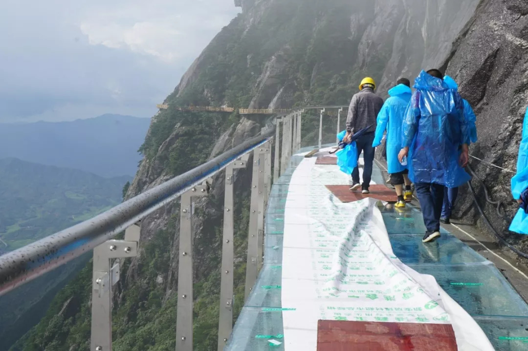 堪稱國內景區為數不多的超長高空棧道 一定有小夥伴擔心 玻璃棧道這麼