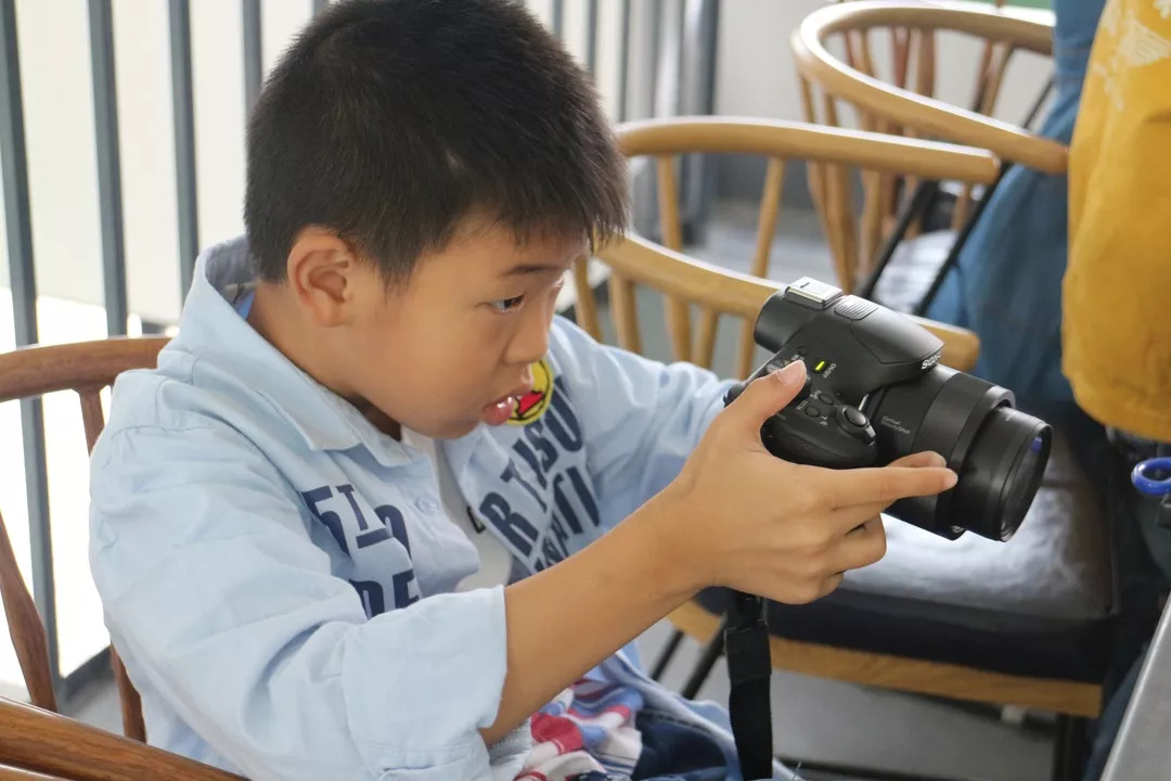 伏龙社工站联合伏龙社区居委会开展了"童眼看世界·小小摄影家"活动