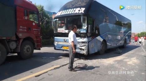 昨日阜南南五岔路口发生一起车祸两车相撞现场