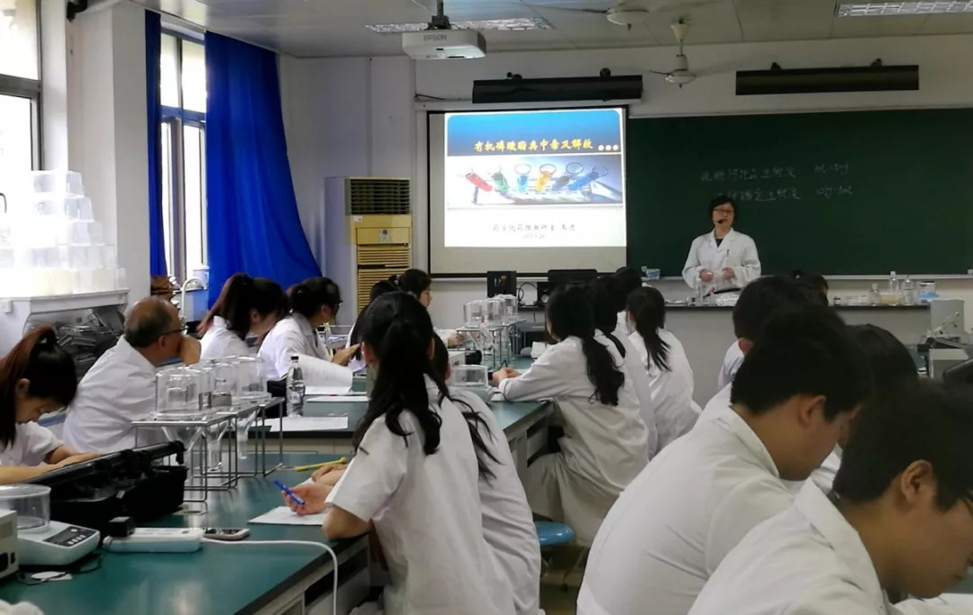 上海健康医学院王进在实验课上上海健康医学院曾冬冬在指导学生上海