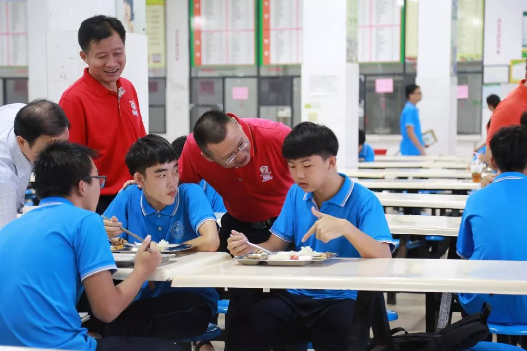 在北师大万宁附中的教师公寓,张美文走进优秀教师代表张国铭老师和曾