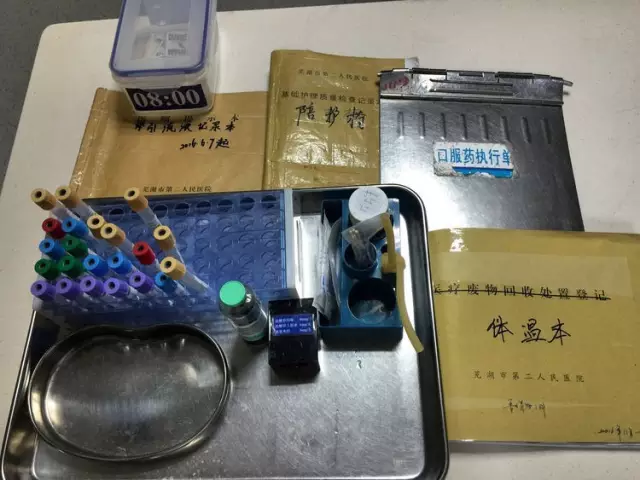 凌晨04:00,我們把疲倦拋在腦後,認真執行醫囑,三查八對對每一個患者