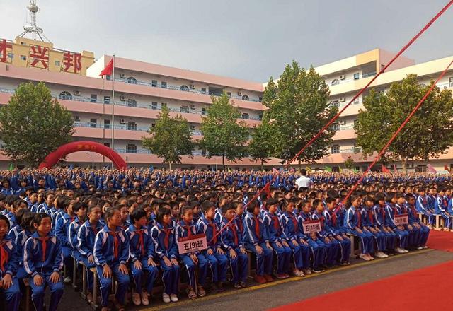 发现校园美邯郸永年育英学校2018秋季开学典礼暨教师节表彰大会