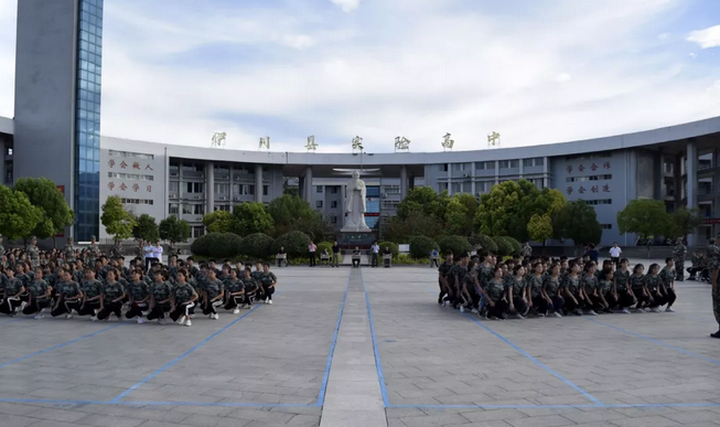 恰同学少年风采秀:伊川县实验高中举行新生军训表演大会