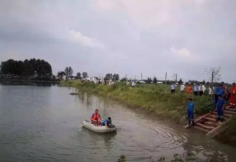 這些事故基本發生在農村河,溝塘邊溺亡人員以十幾歲的青少年居多