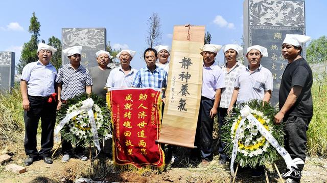 刘德文里长往返台湾大陆数百次,把一百多位在台湾去世的老兵骨灰带回