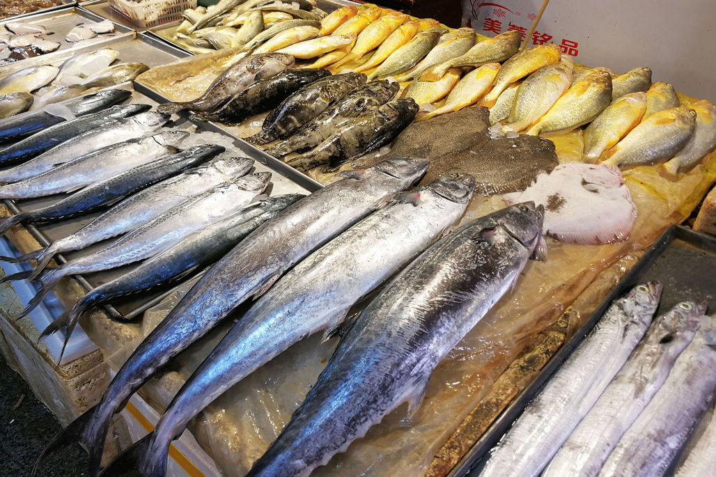 开渔10天 青岛海鲜市场堆满各色海鲜 本地新鲜带鱼35元一斤