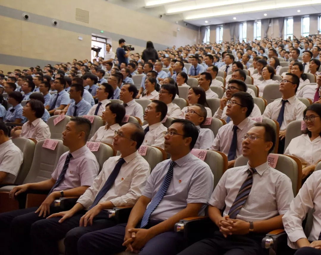 全体高一年级师生参加典礼开学典礼由高一年级学生杜若衡,戴树乐,王