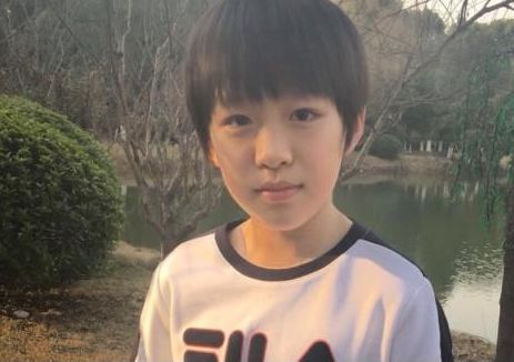 他是文章剧中的儿子,13岁就拿到飞行执照,如今成帅气小伙儿