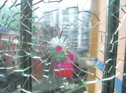浐灞半岛四家商铺玻璃被击碎!原来做出这种事的熊孩子是