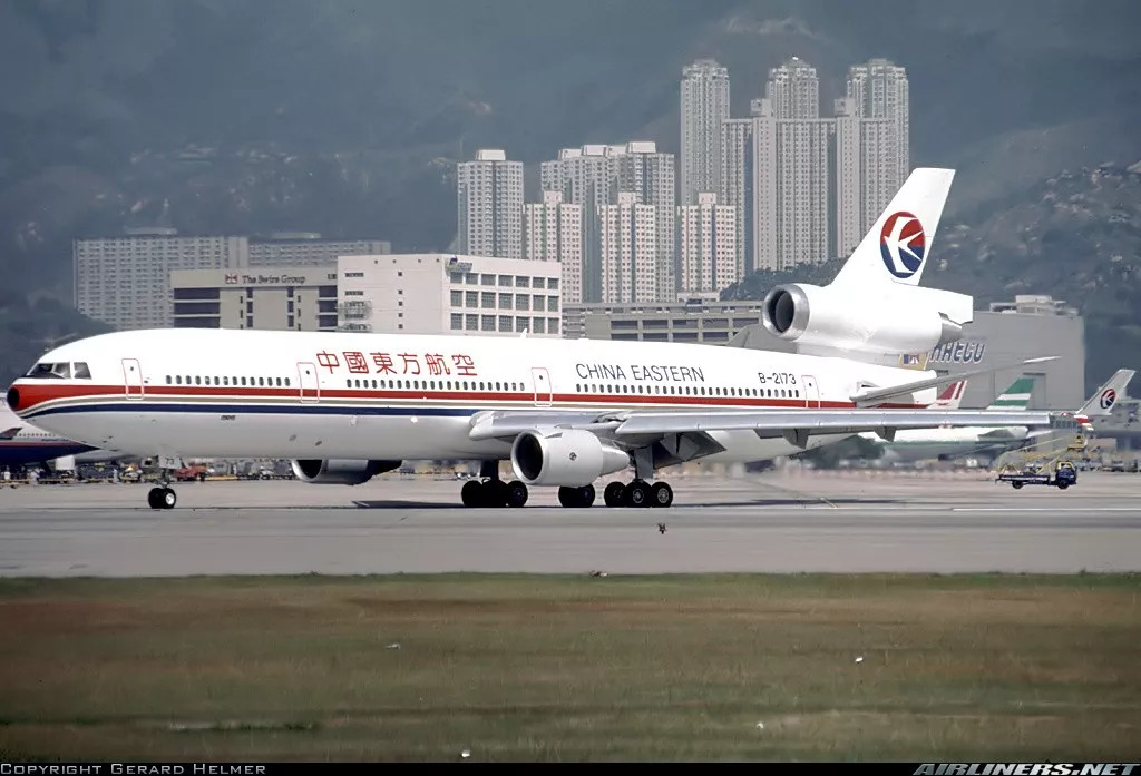 这架客机是中国东方航空的麦道