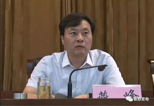 县委书记,县长燕峰代表四大班子和全县人民,向受到表彰的先进单位和