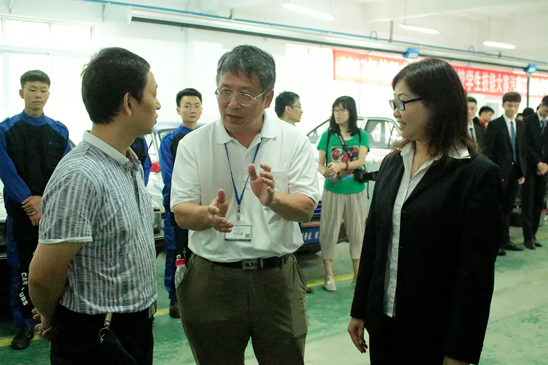 臺灣大學機械系校友會參訪團來四川汽車職業技術學院交流考察