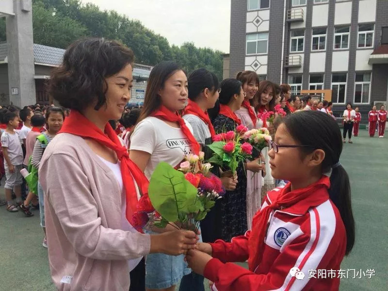 东门小学举行"感念师恩"庆祝教师节活动_尹安红