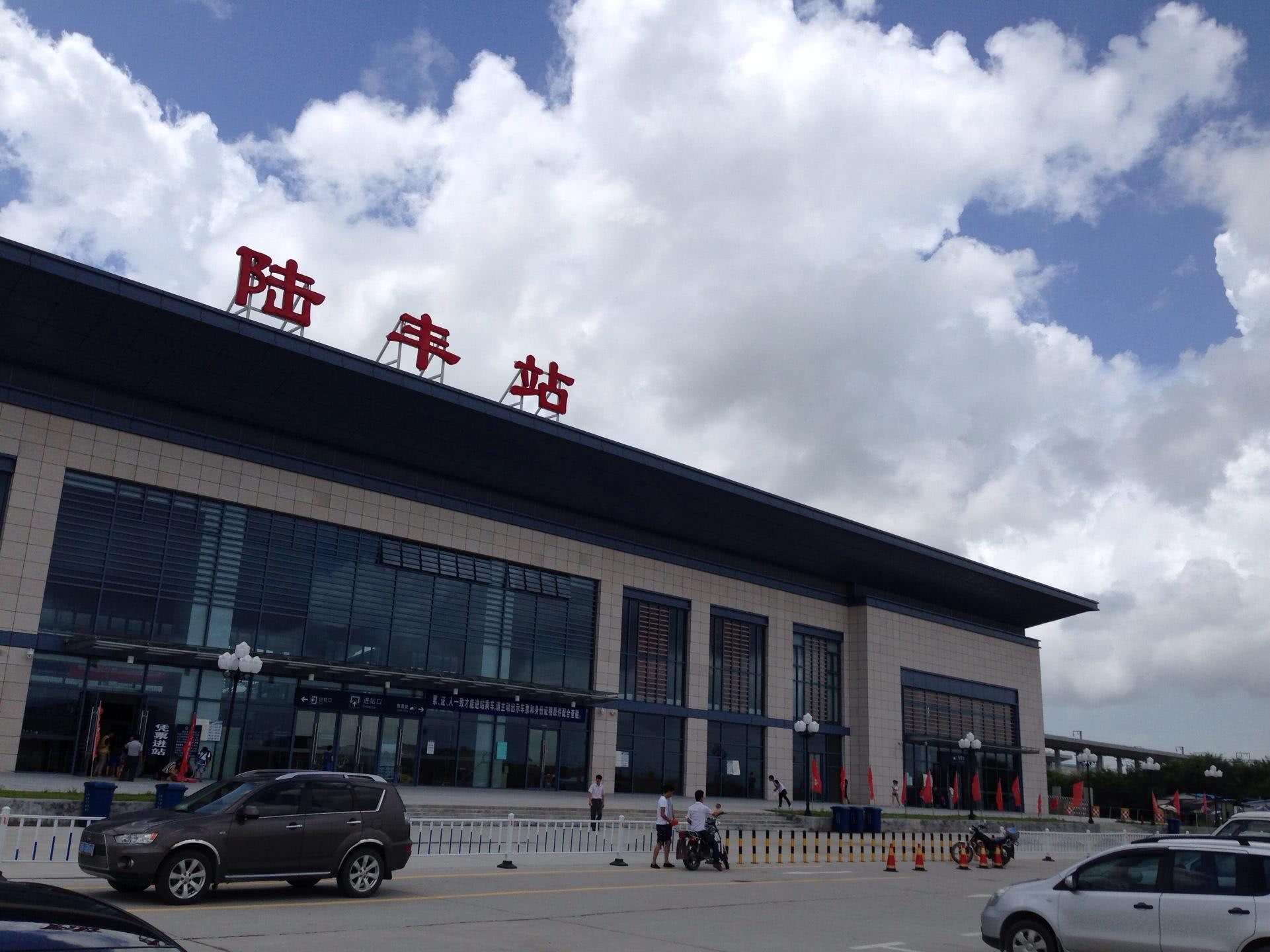 陆丰站陆丰站为厦深铁路中间站,是陆丰市重要的交通枢纽,陆丰站位于