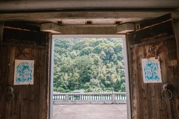 上百号人住一起,开门见山,生活无比惬意