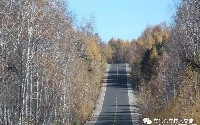 手动挡汽车走走停停的情况下在上坡道路怎么跟车