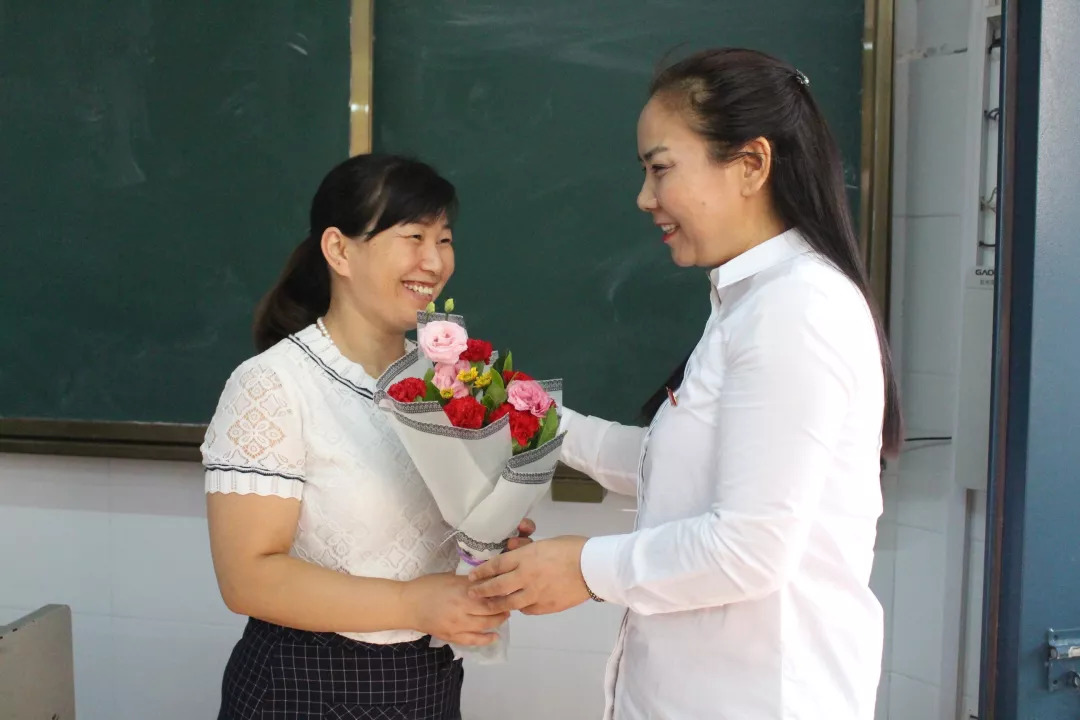 中牟县青年路小学教师节送温暖