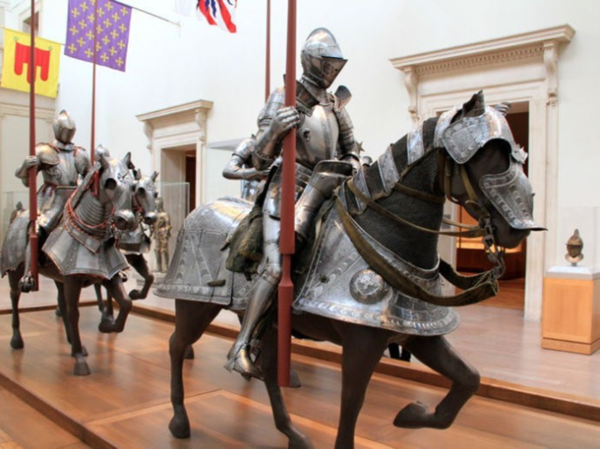 重骑兵的人和马都穿着盔甲,甲一般为板甲和鳞片甲,板甲为欧洲重骑兵所