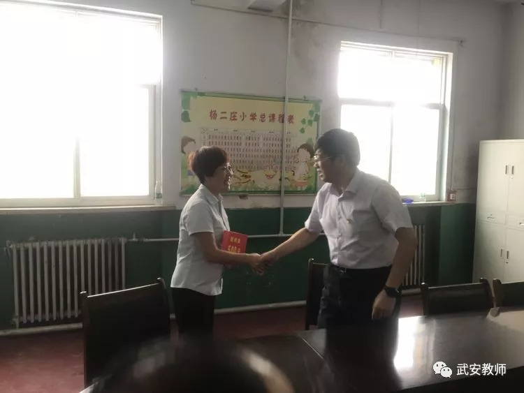 市委副书记路铭深入伯延镇杨二庄小学慰问教师送去党