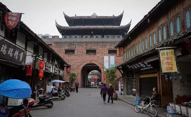 包括始建於光緒三十年的寧宅和民國初年建築的蘇家大院,張白祠堂等