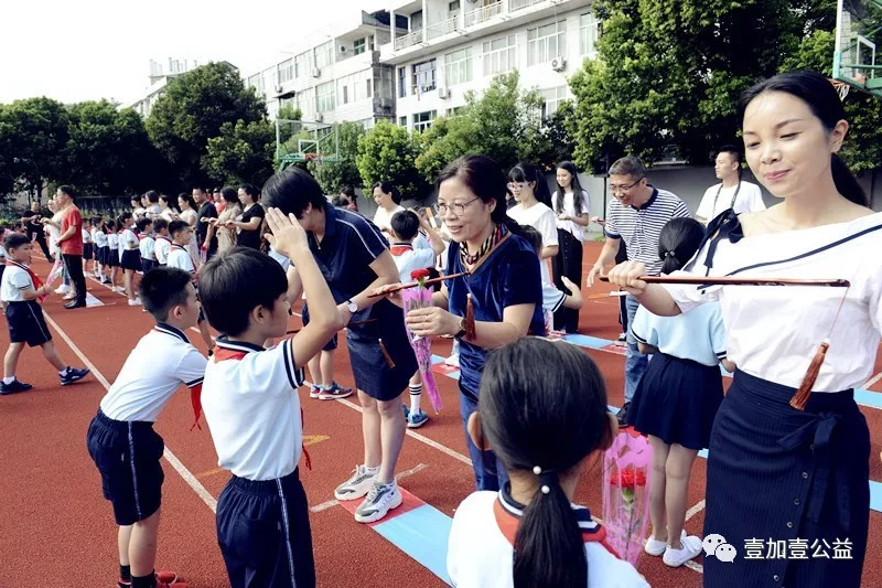 火了昨天灵溪镇二小的学生家长给老师送一特殊礼物