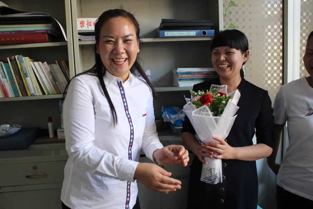 中牟县青年路小学教师节送温暖