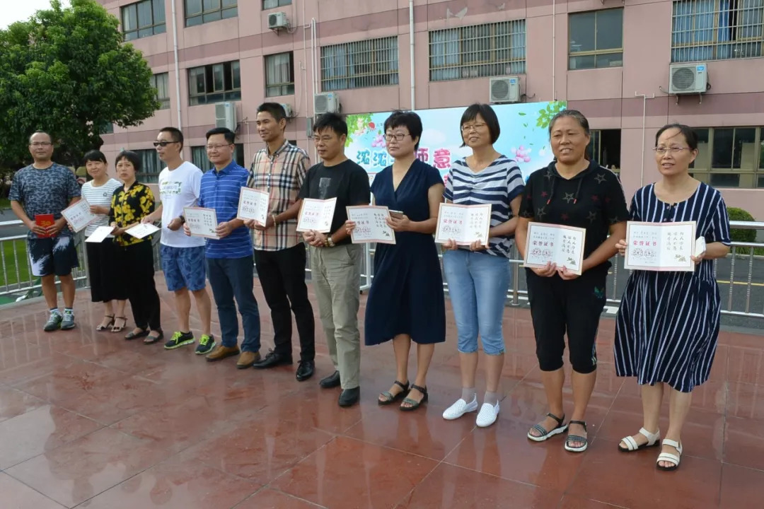 鳳必騰飛鳳溪小學拳拳之心報師恩華新小學傳承青浦實驗 品味杏壇人生