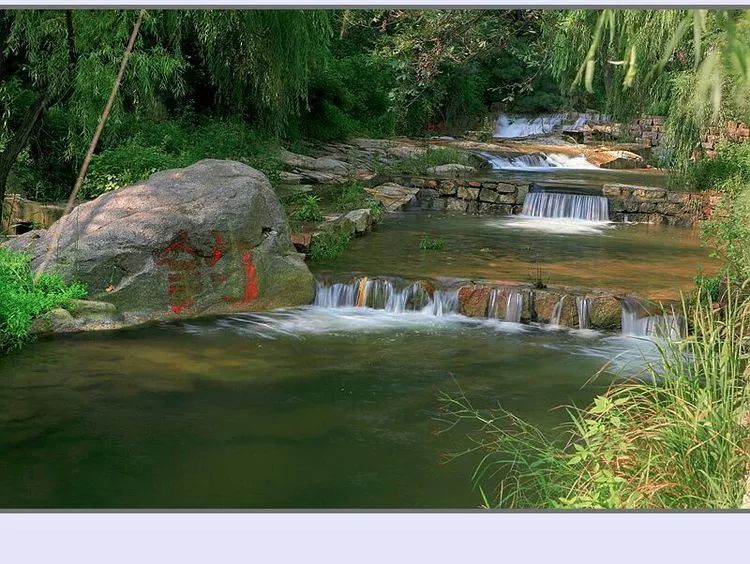 樵嶺前風景區,位於博山城區西南6公里處的樵嶺前村,飛流疊瀑,素有