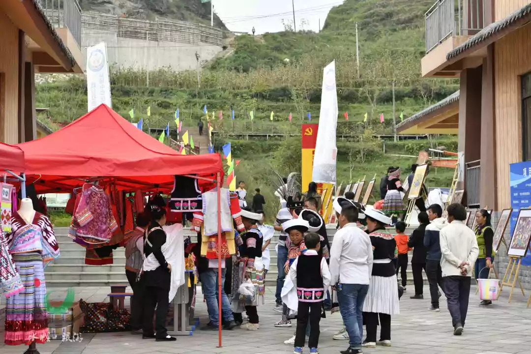 【今日头条】2018年"蒙多彩"苗族花坡节在陡箐镇苗族文化园举行