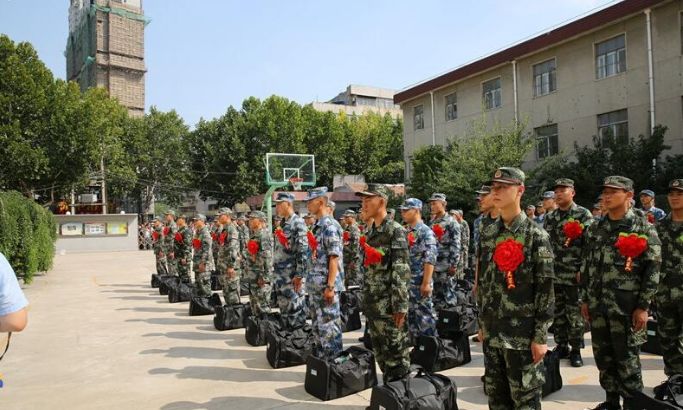 好男儿就是要当兵我县首批88名新兵离乡温馨瞬间感人场面让人泪目