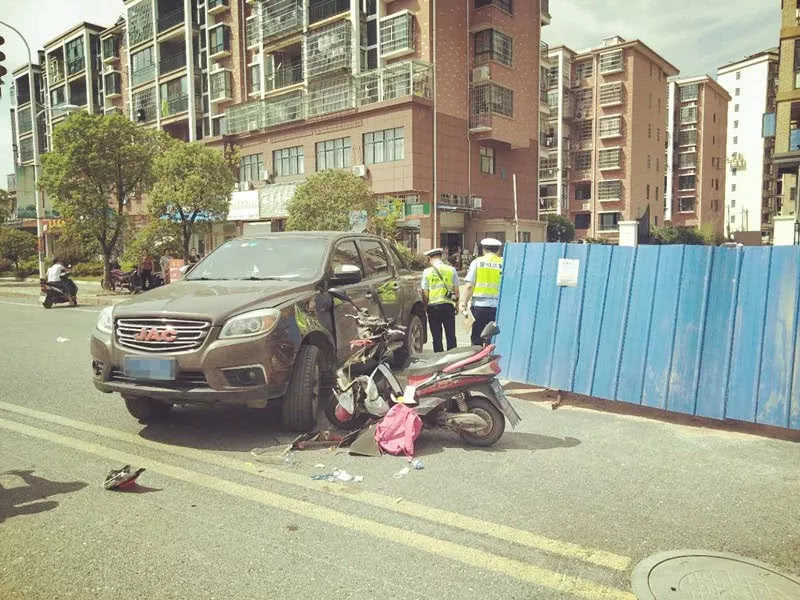 昨天,上饒鉛山一男子送孩子上學,路上發生車禍_新聞