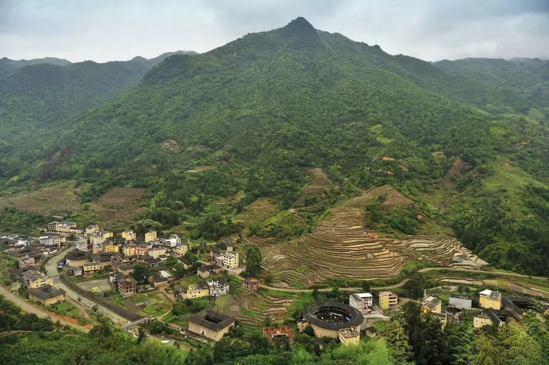 梅州客家博物馆福建永定土楼武夷山天游峰江西瑞金红色之旅5日游