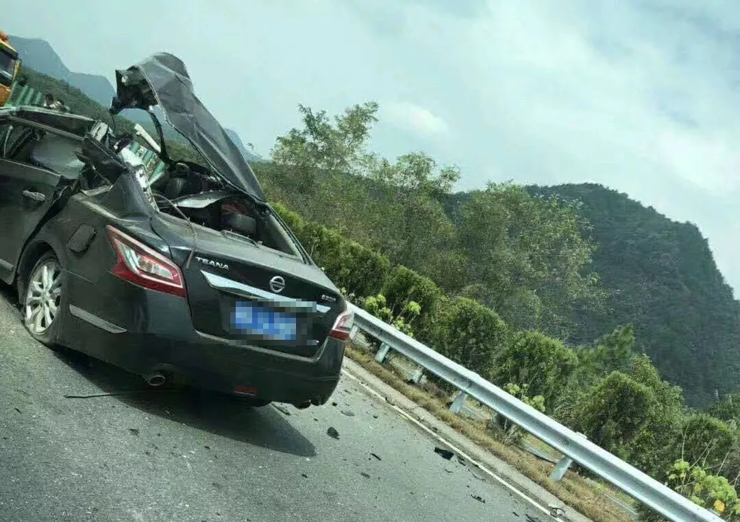 九江永武高速路段发生惨烈车祸!小车失控撞上高速护栏,一人身亡!