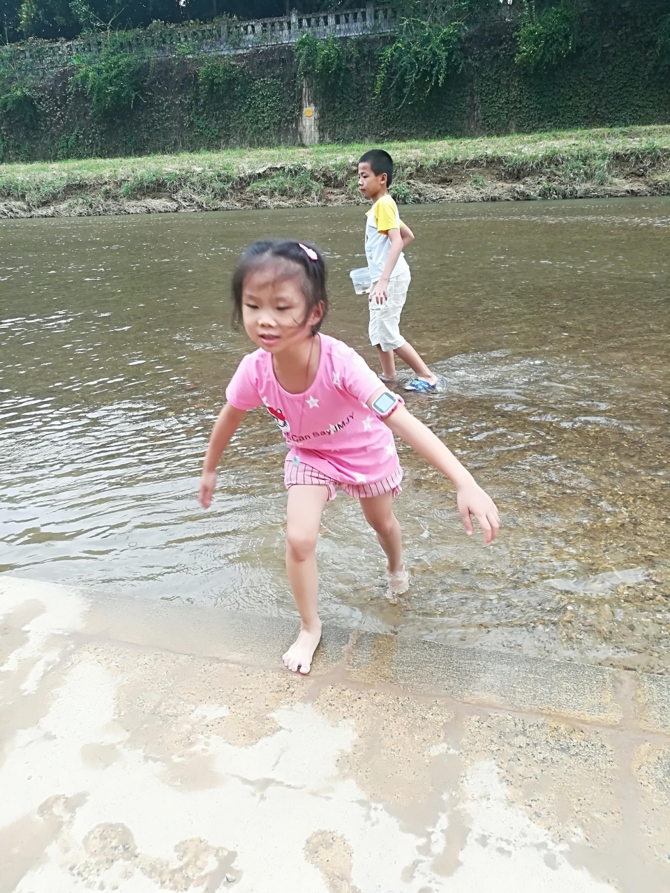 深圳龍崗河雨過天晴可愛小女孩撈魚兒玩石頭