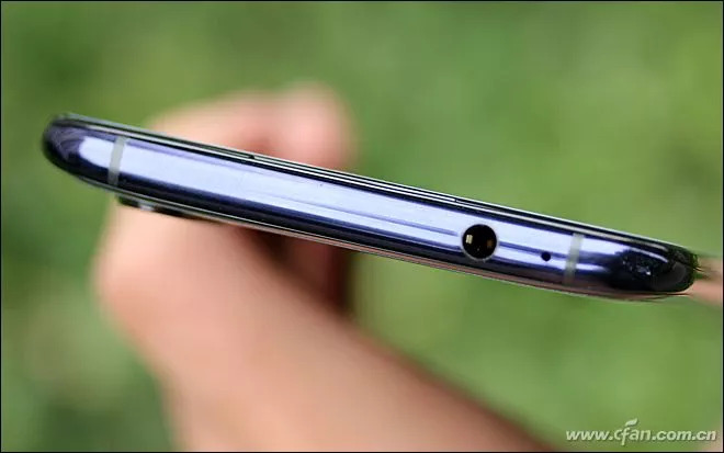 vivo x23採用了隱藏式的聽筒設計,手機頂部邊框內配備了3.