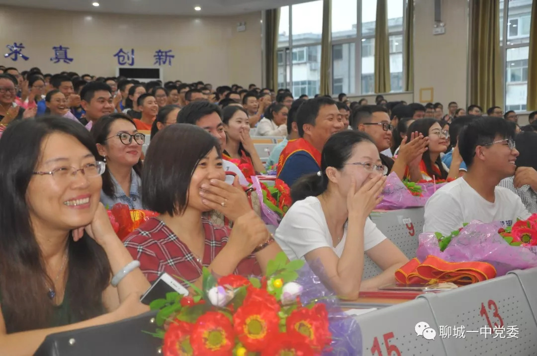 孔德利宣读表彰文件学生代表深情献词党委副书记于文林主持大会学校党