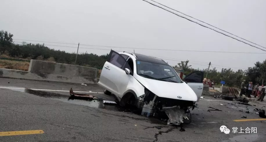 108國道合陽柏瑞社區路口發生一起車禍,發動機碎一地!