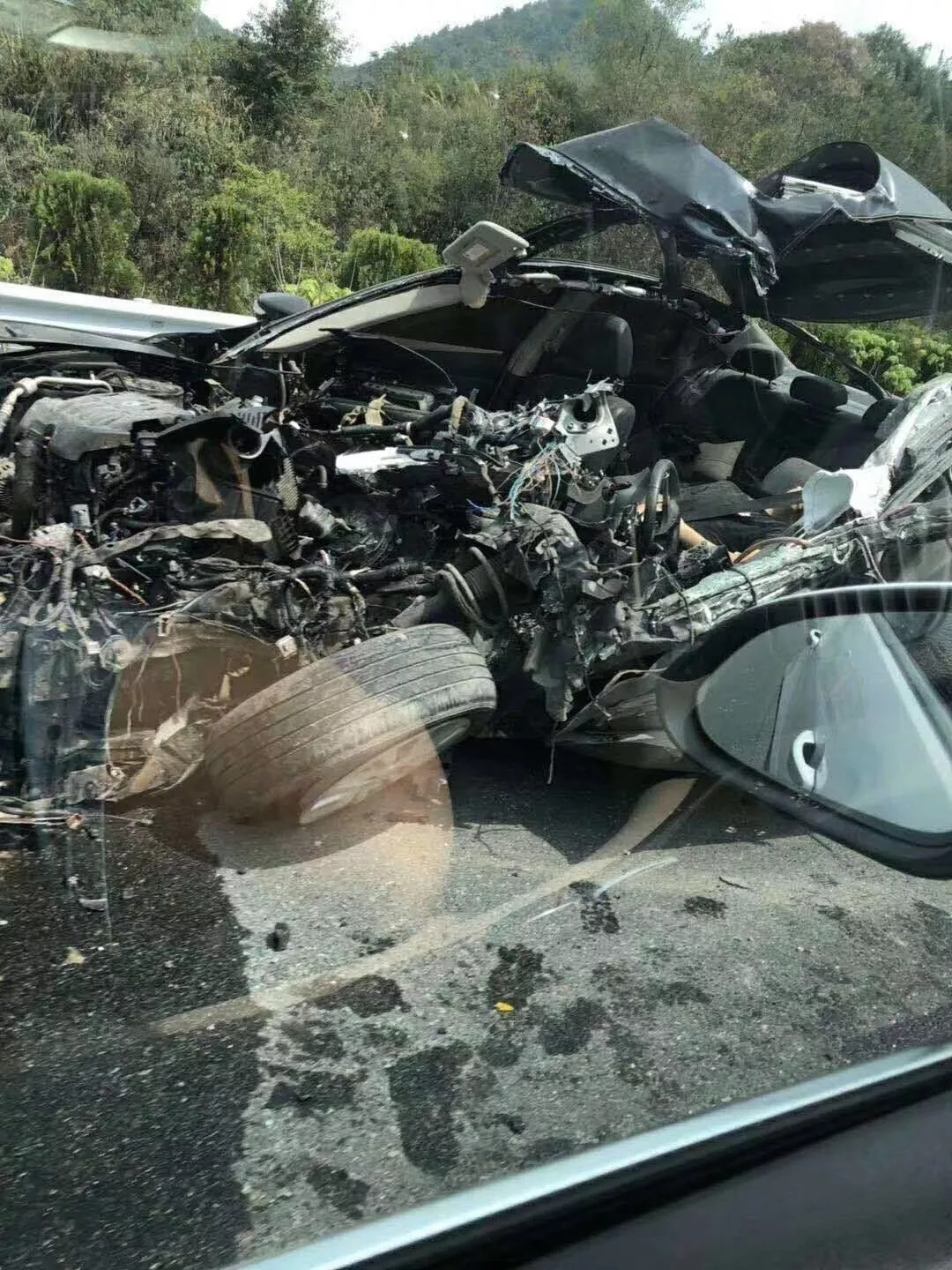 九江永武高速路段發生慘烈車禍小車失控撞上高速護欄一人身亡