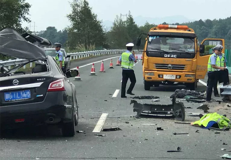 九江永武高速路段發生慘烈車禍小車失控撞上高速護欄一人身亡