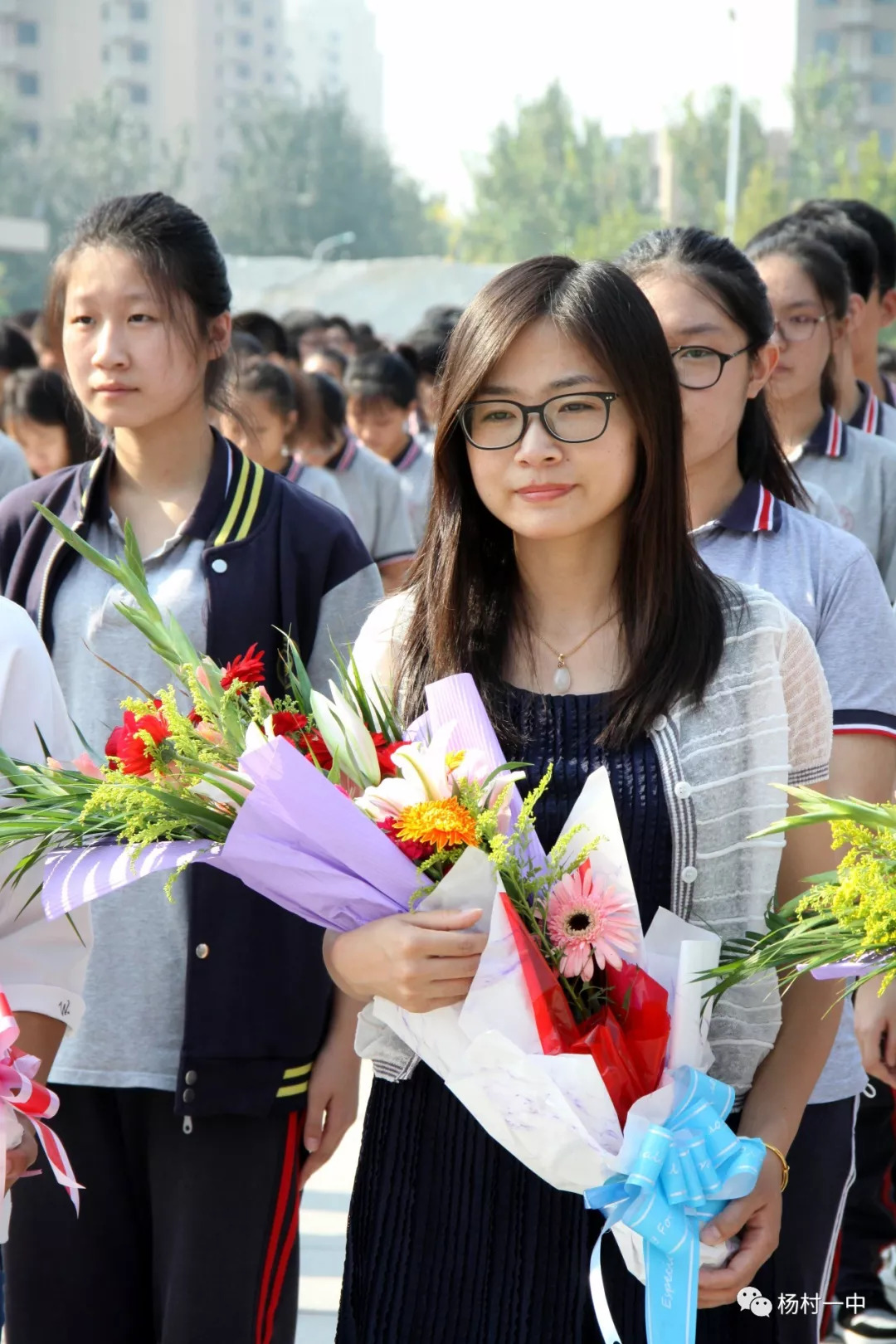 桃李飘香金秋月学子深情谢师恩杨村一中第八届献花谢师恩活动