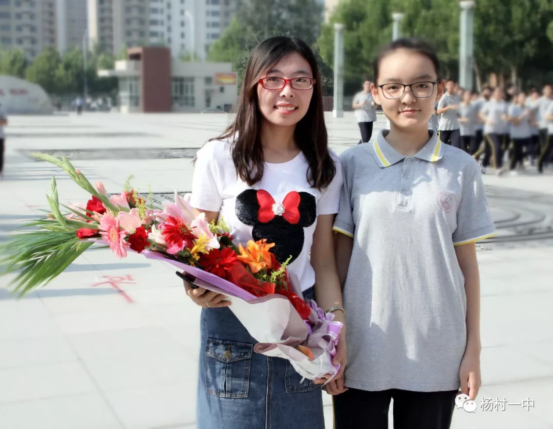 桃李飘香金秋月学子深情谢师恩杨村一中第八届献花谢师恩活动