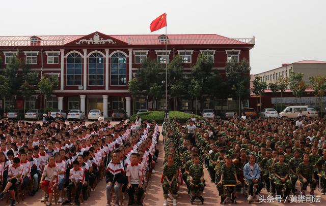 黄骅市第十届秋季开学第一课——宪法校园行开课啦!