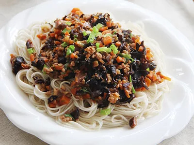 肉末木耳香菇拌面,料足味浓,好吃的很!