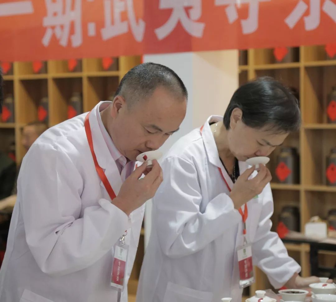 min後揭蓋嗅其蓋香,評茶葉香氣,至2min瀝茶湯入評茶碗中,評湯色和滋味