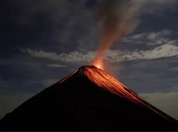 火山爆发流动的岩浆图片来源:kevin