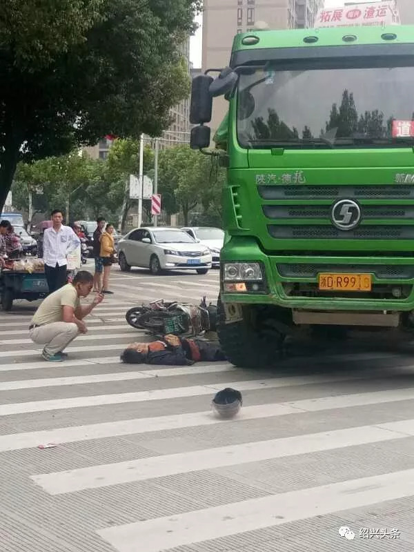 惨烈绍兴连续发生车祸电瓶车女子被卷入水泥搅拌车底